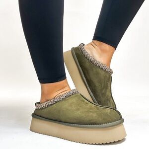 Hey Girl Pillow Talk Platform Wedges - size 10